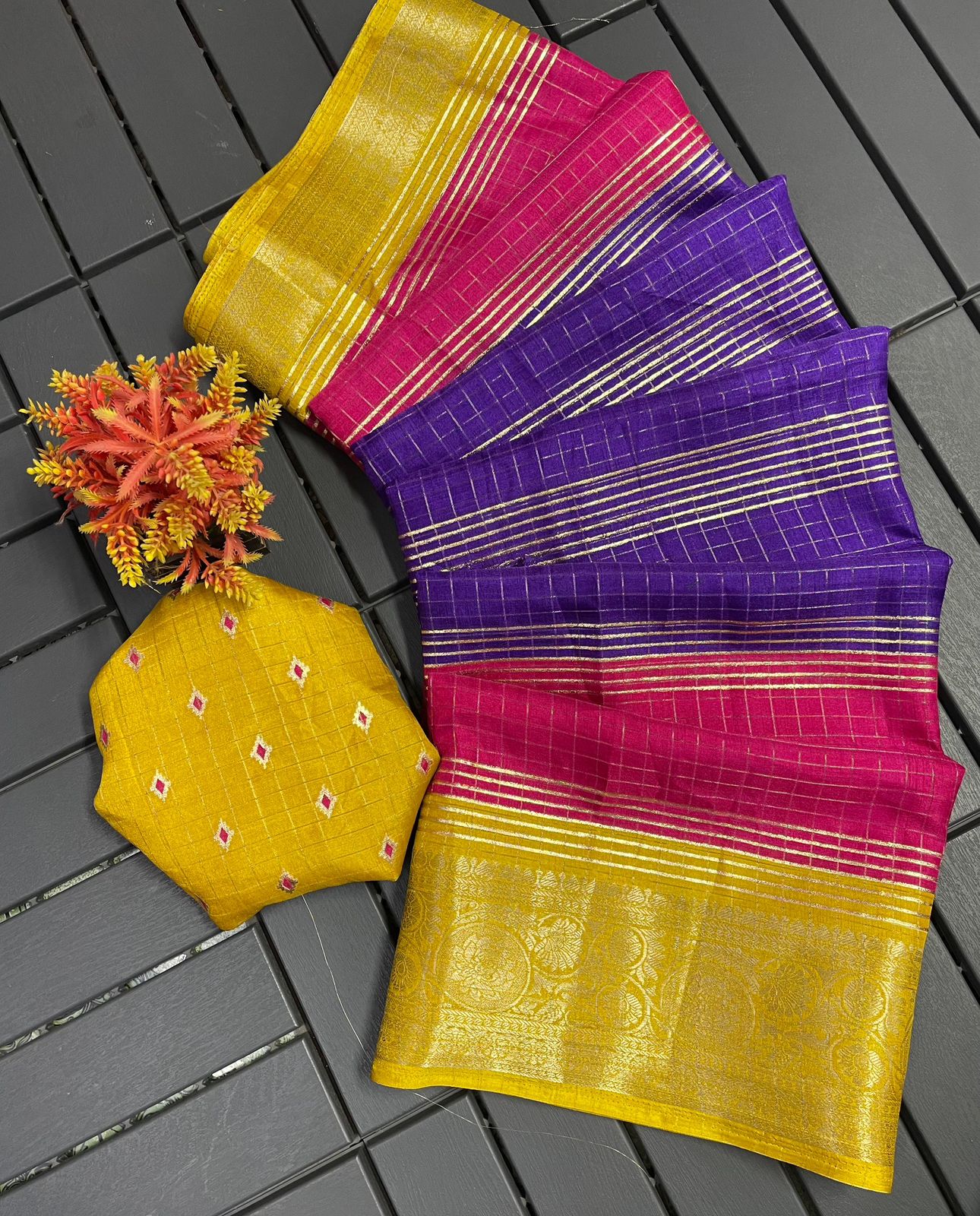 .Beautiful Dola Silk Zari Saree