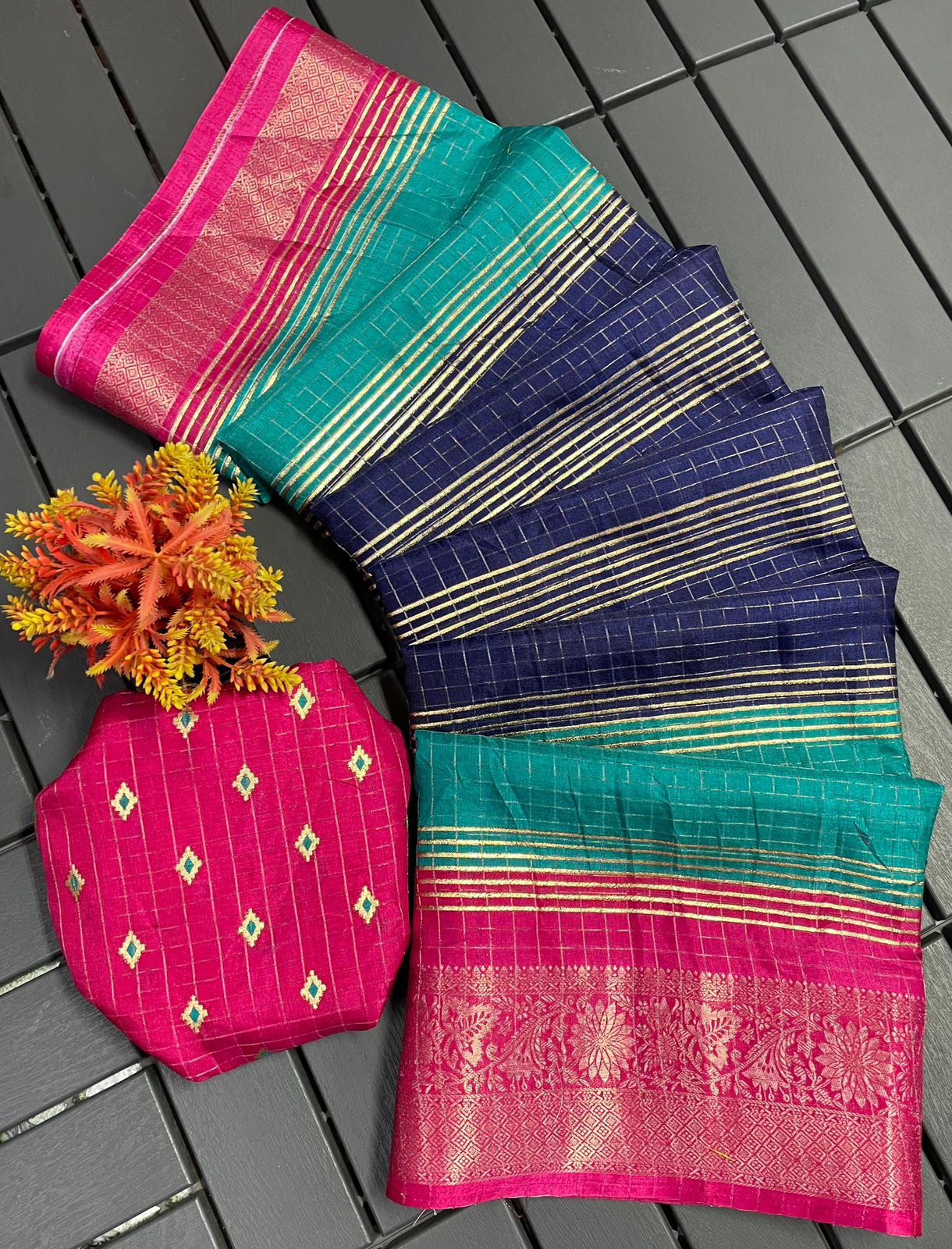 .Beautiful Dola Silk Zari Saree