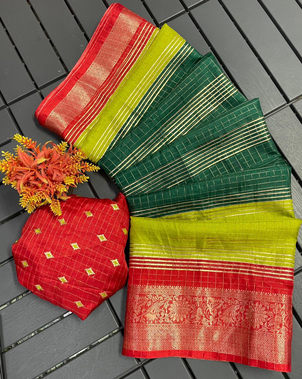 .Beautiful Dola Silk Zari Saree