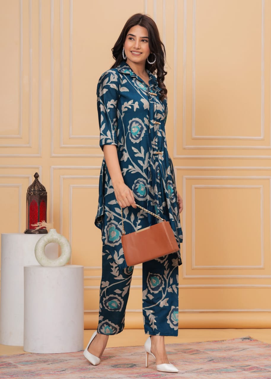 .Expertly Crafted With Pure Maslin Beautiful Kurti Features A Sophisticated Collar Design